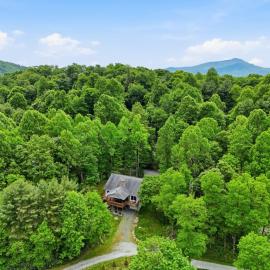 Gorgeous Cottage with Hot Tub in Boone NC!