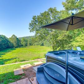 12 Acres, Hot Tub & Creek: Spacious Ellijay Haven – hotel w mieście Aska