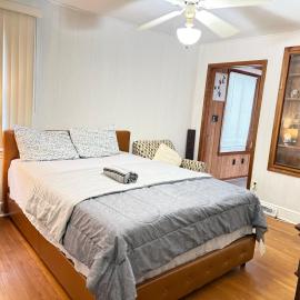 Decent Queen room in attached sun room in PRIVATE HOUSE for One Person Only