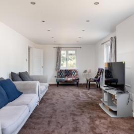 Charming 3-Bedroom Cottage in Luton!, hotel u gradu Luton