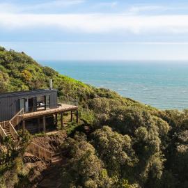 Clifftop 1 Bedroom Tiny House Sea Views & Kāpiti Island, Hotel in Porirua