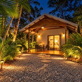 Gunnadoo Holiday Hut with Ocean Views and Jacuzzi, viešbutis mieste Miallo