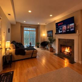Closest Condo to The United Center 3 Bedrooms & Futon, Hotel in Chicago
