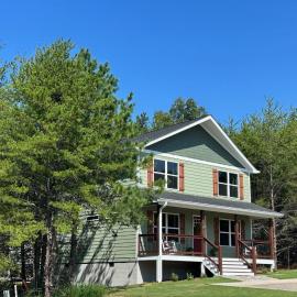 Dutch Haus — Walk to Helen & Private Hot Tub، فندق في هيلين