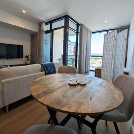 Chic City Living One Bed Apartment on Franklin St - sleeps 3