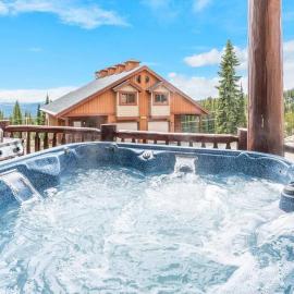 Forest Lane Hideaway - Luxurious Family Friendly Home w Private Hot Tub