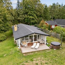 Holiday Home By The Sea With Hot Tub