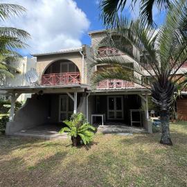 Cosy Renovated Bungalow with Pool by the Beach