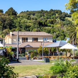 The Grand Hotel & Bar - Akaroa、アカロアのホテル