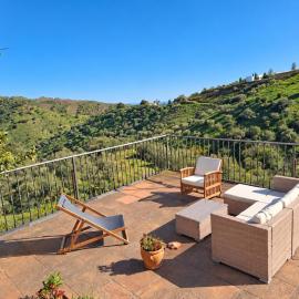 Charming Finca with Nature and Sea View, 30 min from Málaga, viešbutis mieste Moclinejo
