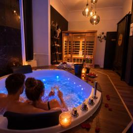 KassiÔpée Suite 5 étoiles Balnéo & sauna privatifs – hotel w mieście Quimperlé