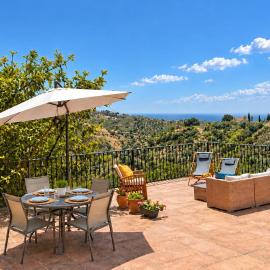 Charming Finca with Nature and Sea View, 30 min from Málaga, viešbutis mieste Moclinejo
