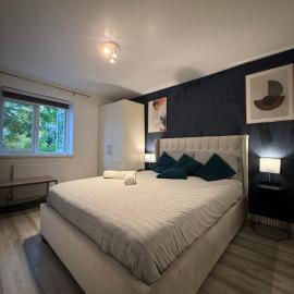 2 Bedroom Apartment โรงแรมในเอนฟิลด์