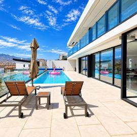 Luxury Villa with Pool, Sauna, Gym & Ocean Views