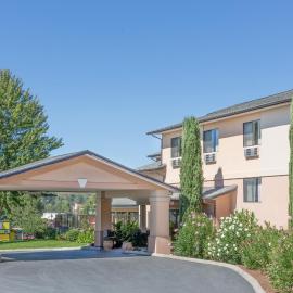 Super 8 by Wyndham Grants Pass, хотел в Грантс Пас