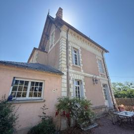Le Séquoia grande maison 14 personnes Airvault، فندق في Airvault