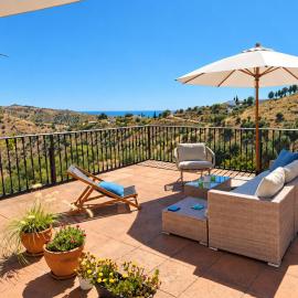 3 Private country houses, Nature & Sea View, 30 min Málaga, מלון בMoclinejo