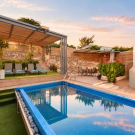 Villa Canes Heated Pool โรงแรมในVathi