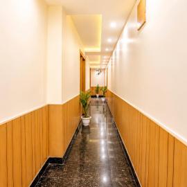 Hotel R Kashi Grand Near Assi Ghat - Vishwanath Temple Varanasi, hotelli kohteessa Rāmnagar