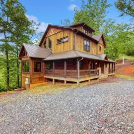 Whispering Woods: Blue Ridge şehrinde bir otel