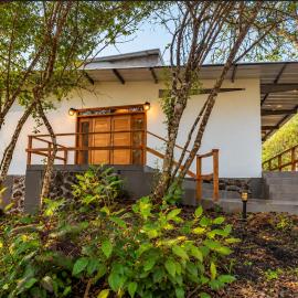 Casa de campo de lujo con 3 habitaciones en urbanización privada en la naturaleza con piscina publica con aire acondicionado y wifi en santa cruz, Galapagos, מלון בBellavista