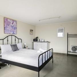 Peaceful Courtyard Double Room Near Transit with Shared Bathroom and Kitchen