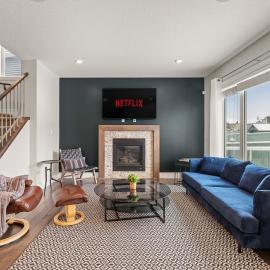 Keswick home with fireplace, office, 2-car garage, hotel di Nisku