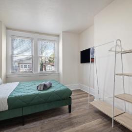 Private Room B with Queen Bed w Shared bathroom and kitchen