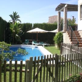 Luxury house with swimming pool – hotel w mieście Almensilla