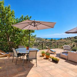 Charming Finca with Nature and Sea View, 30 min from Málaga, hotell i Moclinejo