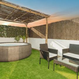 Private Terrace & Jacuzzi & Sleeps Six