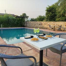 Svaranya, hotel Seriska városában