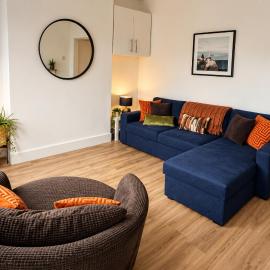Creswell 2-Bed House Sleeps 7 with Street Parking