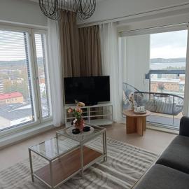 New 13th Floor 2BR Apt with Lake Views, hotel a Jyväskylä