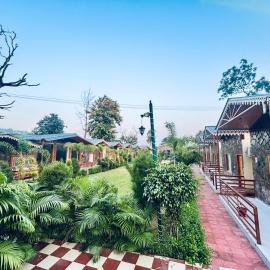 Dhela the Jungle Resort, hotel i Jhirna