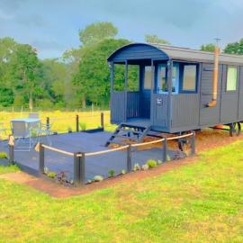 Glamp At The Priory, hotel di Aldeby