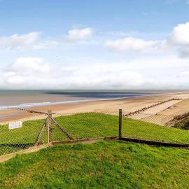 Castaways Beach Resort, hotel in Bacton