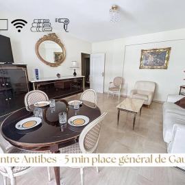 T3 spacieux Antibes centre avec doubles balcon, hotel din Antibes