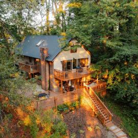 Waterfront Lake Views Villa with Hot tub in Hocking Hills