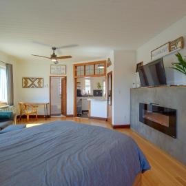 Charming Couple's Gem in Duluth w/ Enclosed Porch
