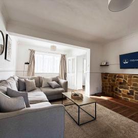 크롤리에 위치한 호텔 Spacious 3 Bed Near Gatwick, Ideal for groups