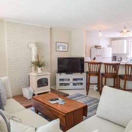 15 min Walk to Nauset Beach: Orleans şehrinde bir otel