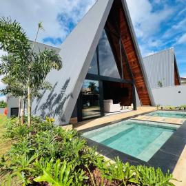 Luxury Chalet w Heated Pool & Bathtub with a View, hotel a Chapada dos Guimarães