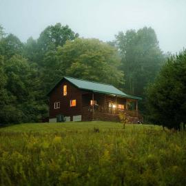 Secluded Cabin Villa with Hot Tub Pond & Hiking – hotel w mieście Logan