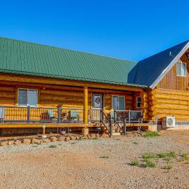 Explore Uintah Basin: 'Rustic Cliff Ranch A' Cabin, хотел в Fort Duchesne