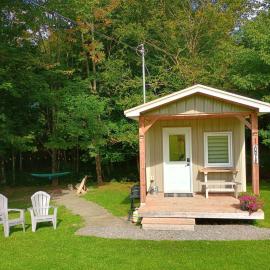 Rustic Tiny Cottage & Hot Tub With Detached Bathroom, Hotel in Tatamagouche