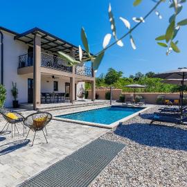 Villa Lumina Divina with Heated Pool near Porec, Hotel in Prhati