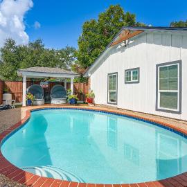 3 Mi to Hobby Airport! Retreat w/ Poolside Oasis