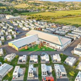 Riverside Holiday Village، فندق في Uphill