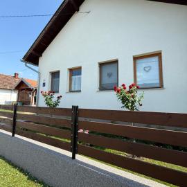 Holiday Home Little House on Papuk: Slatinski Drenovac şehrinde bir otel